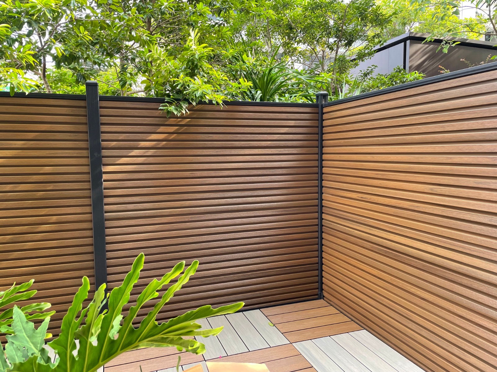 WPC ograja teak — kotni detajl